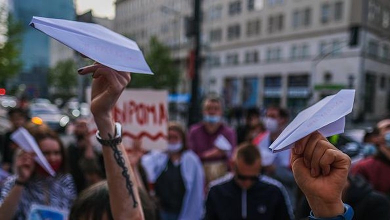 Pesawat Kertas Jadi Simbol Perlawanan Warga Usai Jurnalis Belarusia Ditangkap Pesawat Ryanair rute Yunani-Lithuania dipaksa untuk alihkan penerbangan ke Belarusia untuk tangkap jurnalis Roman Protasevich. Aksi itu picu kemarahan publik.