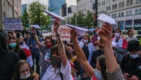 Selain membawa pesawat kertas, para demonstran juga tampak membawa sejumlah poster bertuliskan tuntutan untuk memebebaskan Roman Protasevich dan menuding Lukashenko sebagai teroris karena melakukan aksi pembajakan pesawat untuk menangkap Protasevich yang diketahui menjadi penumpang dalam pesawat tersebut.