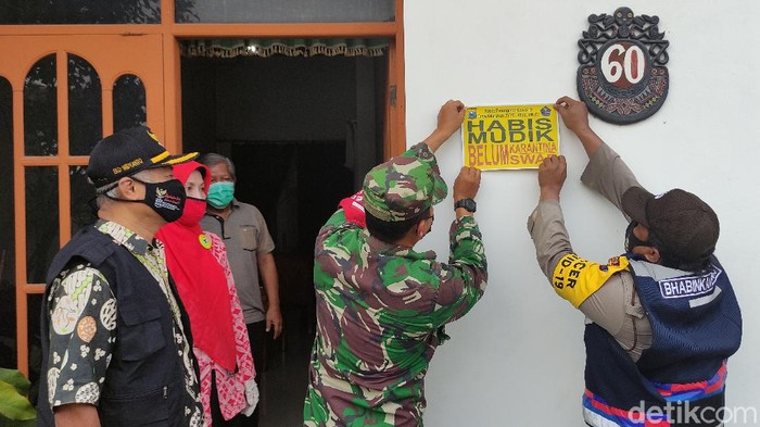 Petugas gabungan di Lamongan menyisir rumah warga yang usai mudik Lebaran dari luar kota. Warga  diminta melakukan tes swab dan isolasi mandiri.