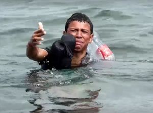 Pilu, Bocah Maroko Berenang Pakai Botol Plastik ke Spanyol