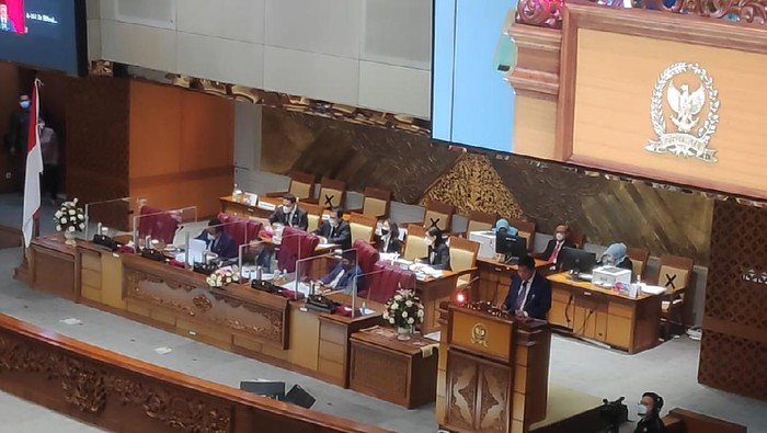 Tiga Wakil Ketua DPR, kecuali Azis Syamsuddin hadir langsung dalam rapat paripurna, di kompleks parlemen, Senayan, Jakarta, Selasa (25/5/2021).