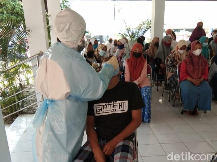 Pemkab Blitar menggratiskan rapid antigen bagi satri yang akan kembali mondok. Layanan ini meneruskan instruksi Wapres Maruf Amin, agar ponpes jadi pilot project memutus rantai penyebaran COVID-1