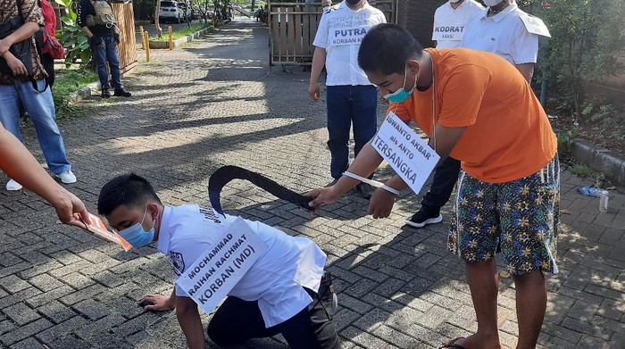 Rekonstruksi pembacokan pemuda yang dipicu masalah uang lapangan futsal di Kalideres Jakbar