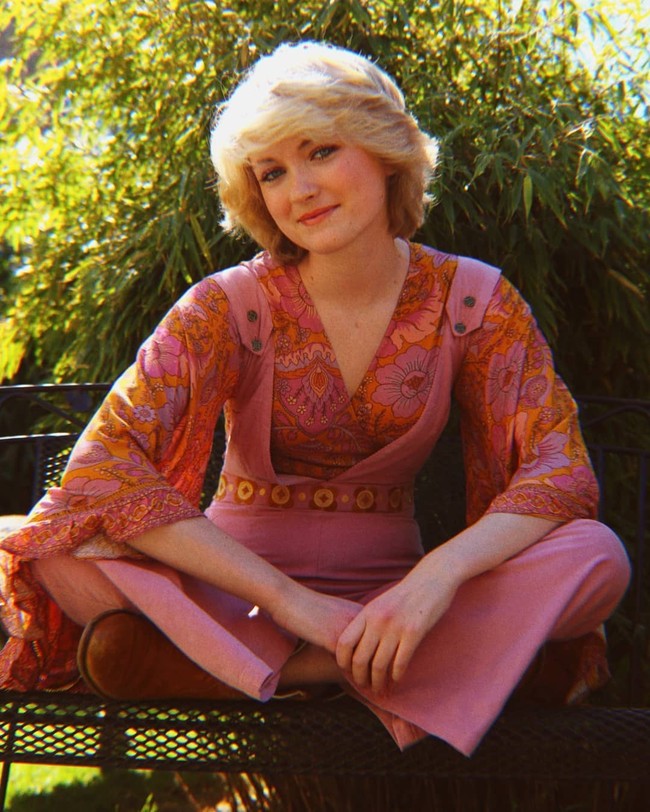 Aku pikir ini gaya rambutnya yang bagus dan sophisticated. Putri Diana memang seorang ikon fashion, mungkin paling terkenal. Dia masih menginspirasi begitu banyak orang hingga hari ini dengan selera fashion dan gayanya, kata Rose kepada Insider. Foto: Instagram @rosenoraanna