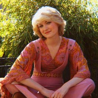 Aku pikir ini gaya rambutnya yang bagus dan sophisticated. Putri Diana memang seorang ikon fashion, mungkin paling terkenal. Dia masih menginspirasi begitu banyak orang hingga hari ini dengan selera fashion dan gayanya, kata Rose kepada Insider. Foto: Instagram @rosenoraanna