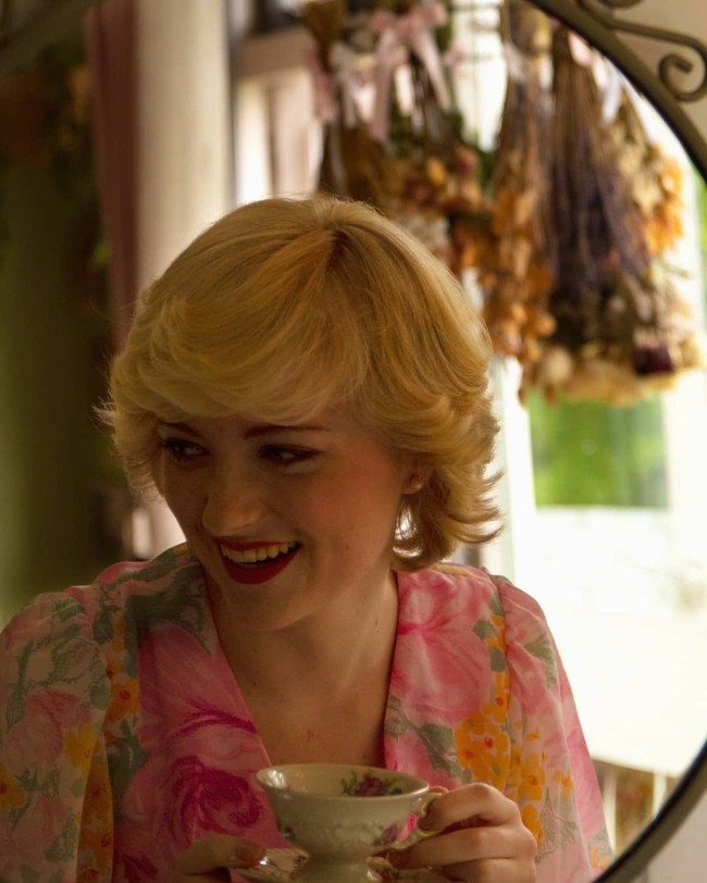 Selain itu, ia melengkapi penampilan rambut jadul dengan baju vintage dan makeup yang tren di masa tersebut, termasuk eyeliner warna biru. Karenanya, Rose semakin terlihat seperti Putri Diana. Foto: Instagram @rosenoraanna