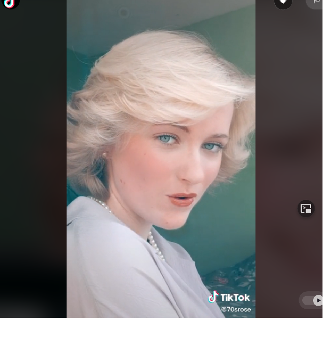 Belakangan banyak orang jadi viral karena mirip artis. Baru-baru ini seorang wanita bernama Rose Nora Anna diperbincangkan karena dianggap mirip Putri Diana. Wanita tersebut bahkan disebut seperti reinkarnasi dari ibu Pangeran William dan Pangeran Harry itu. Foto: Instagram @rosenoraanna