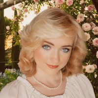 Gaya rambut tersebut memang tren di era 80an dan semakin populer berkat Putri Diana. Dikatakan jika tak jarang gaya rambut wanita Inggris yang meninggal di usia 36 tahun itu menjadi sering jadi perhatian bahkan pemberitaan di halaman depan koran.  Foto: Instagram @rosenoraanna