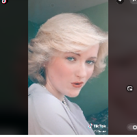 Belakangan banyak orang jadi viral karena mirip artis. Baru-baru ini seorang wanita bernama Rose Nora Anna diperbincangkan karena dianggap mirip Putri Diana. Wanita tersebut bahkan disebut seperti reinkarnasi dari ibu Pangeran William dan Pangeran Harry itu. Foto: Instagram @rosenoraanna