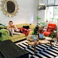 Dekorasi dengan padu-padan warna dan tekstur mewarnai rumah Dea Ananda dan Ariel Nidji. Tidak ketinggalan tumbuhan hijau yang menghidupkan suasana rumah. (Foto: YouTube & Instagram)