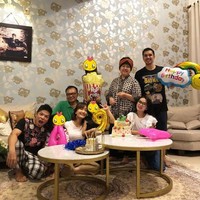 Artika Sari Devi dan Baim memiliki ruang keluarga yang dihiasi wallpaper bernuansa yang menciptakan kesan mewah. Sementara itu, halaman rumah  dimanfaatkan untuk bercocok tanam. (Foto: YouTube & Instagram)