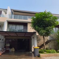 Inilah potret rumah baru Syahnaz Sadiqah dan Jeje Govinda. Rumah bergaya minimalis kontemporer ini dilengkapi kolam renang yang dibuat serasa villa-villa di Bali. (Foto: YouTube & Instagram)