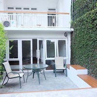 Minimalis dan asri menjadi konsep pilihan  Tyas Mirasih dan Raiden Soedjono untuk rumah mereka. Di area luar terdapat dinding yang ditutupi tumbuhan merambat. (Foto: YouTube & Instagram)