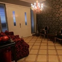 Dewi Gita dan Armand Maulana mengusung rumah bergaya klasik untuk hunian mereka. Terlihat dari pemilihan interior serta warna emas yang dominan. (Foto: YouTube & Instagram)