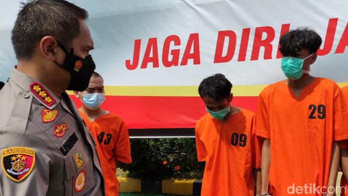 Sat Reskrim Polresta Cirebon, Jawa Barat, meringkus lima pelaku pengeroyokan hingga mengakibatkan meninggal dunia. Korban meninggal dunia saat menjalani perawatan di rumah sakit.