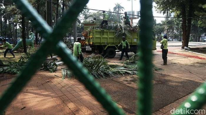 Taman Martha Tiahahu di kawasan Blok M, Jakarta Selatan, sempat tidak terurus. Hari ini sejumlah petugas terlihat mulai membersihkan taman tersebut.