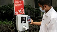 Hal itu ditandai dengan penandatanganan MOU pengadaan SPKLU di kawasan Jababeka yang berlangsung di Jakarta, Selasa (25/5/2021).  