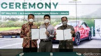 (kiri ke kanan) Direktur PT. Grahabuana Cikarang Tjahjadi Rahardja, President Direktur PT. Grahabuana Cikarang, Sutedja S. Darmono dan Direktur Starvo Global Energi, Rachman Elly berbincang usai dilangsungkannya penandatanganan MoU.  