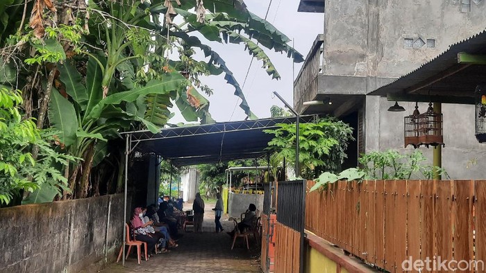Suasana rumah duka musisi Yulius Panon di Sanggrahan, Tlogoadi, Mlati, Sleman , Selasa (25/5/2021).