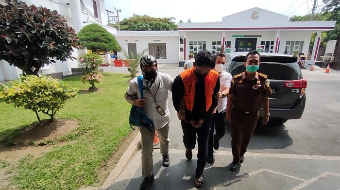 Tersangka kasus korupsi saat dibawa ke Kejaksaan Tinggi Sumut (dok. Kejati Sumut)