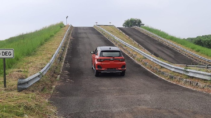 Test drive Daihatsu Rocky