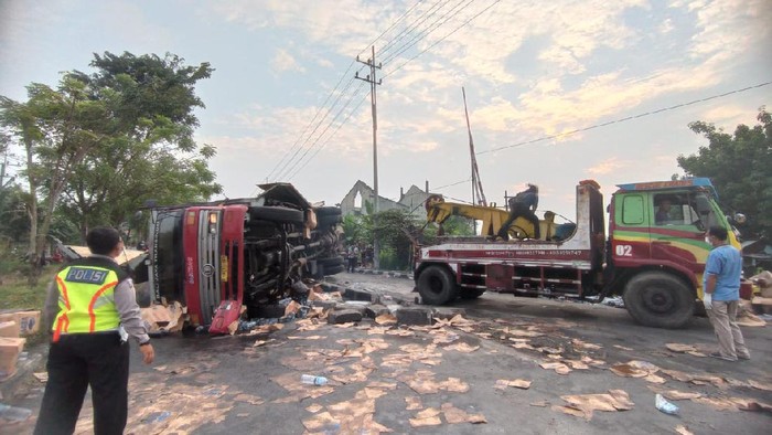 truk wingbox muat air mineral ditabrak kereta api di Krian