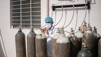 Tidak sedikit rumah sakit yang kekurangan tabung oksigen dan ranjang untuk pasien COVID-19.  