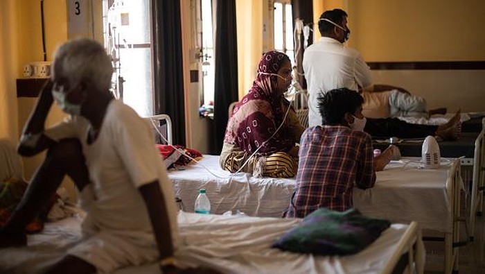Tsunami COVID-19 Menjangkau Jauh ke Pedalaman India JORIA, INDIA - MAY 22: An Indian villager tends to livestock amid the states coronavirus lockdown on May 22, 2021 in Joria, Alwar District, Rajasthan, India. Indias prolonged and devastating wave of Covid-19 infections has gripped cities and overwhelmed urban health resources, but it has also reached deep into rural India, where the true extent of devastation is unknown because of the lack of widespread testing or reliable data. (Photo by Rebecca Conway/Getty Images)