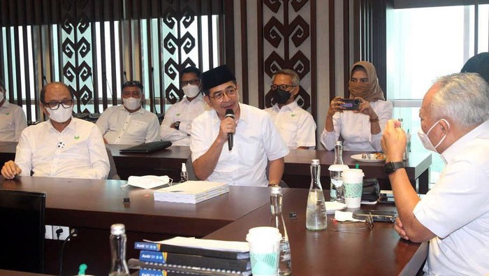 UMKM Jadi Pilar Utama Kebangkitan Ekonomi Indonesia Wakil Ketua Umum Kamar Dagang dan Industri (Kadin) Indonesia Bidang Pengembangan Pengusaha Nasional, Arsjad Rasjid menyatakan, Usaha Mikro Kecil Menengah (UMKM) adalah pilar utama untuk kebangkitan ekonomi Indonesia.