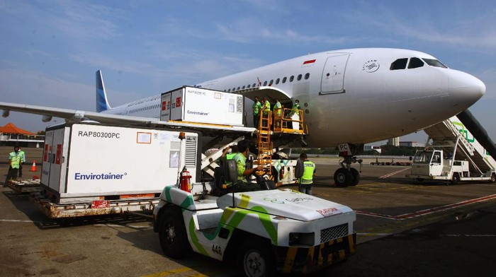 Pekerja cargo melakukan bongkar muat Envirotainer berisi vaksin COVID-19 Sinovac setibanya dari Beijing di Terminal Cargo Bandara Soekarno Hatta, Tangerang, Banten, Selasa (25/5/2021). Sebanyak delapan juta dosis vaksin COVID-19 Sinovac kembali tiba di Indonesia, yang selanjutnya dibawa ke Bio Farma Bandung. ANTARA FOTO/Muhammad Iqbal/rwa.