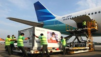 Pekerja cargo melakukan bongkar muat Envirotainer berisi vaksin COVID-19 Sinovac setibanya dari Beijing di Terminal Cargo Bandara Soekarno Hatta, Tangerang, Banten, Selasa (25/5/2021).