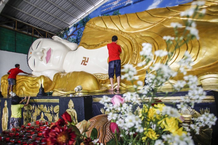 Sejumlah persiapan menyambut Waisak dilakukan di Vihara Buddha Dharma dan 8 Pho Sat di Kabupaten Bogor. Salah satunya adalah membersihkan patung Buddha Tidur.