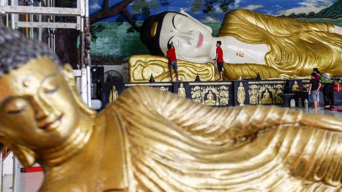 Vihara di Bogor Bersiap Menyambut Waisak Sejumlah persiapan menyambut Waisak dilakukan di Vihara Buddha Dharma dan 8 Pho Sat di Kabupaten Bogor. Salah satunya adalah membersihkan patung Buddha Tidur.
