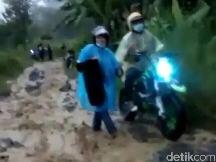Viral jalan penghubung desa di Bandung Barat rusak parah