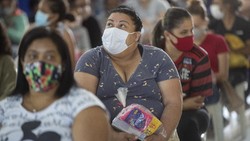 Alat kebersihan untuk wanita saat pandemi tidak hanya masker namun juga pembalut. Inilah yang mendorong LSM Brasil menyumbangkan alat kebersihan pada wanita.