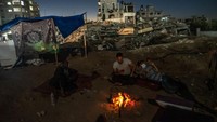 Warga Palestina yang rumahnya hancur akibat serangan udara akhirnya membangun tenda-tenda pengungsian sementara.  