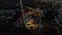 Penduduk Gaza terus melakukan operasi pembersihan bangunan-bangunan yang hancur usai gencatan senjata antara tentara Israel dan Hamas.  
