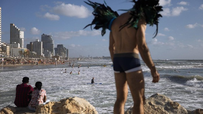 Warga Israel Serbu Pantai Lagi Usai Gencatan Senjata People enjoy the beach front in Tel Aviv, Israel, Saturday, May 22, 2021. A cease-fire took effect early Friday after 11 days of heavy fighting between Israel and Gaza's militant Hamas rulers that was ignited by protests and clashes in Jerusalem. (AP Photo/Oded Balilty)