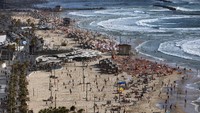 Warga Israel kembali bisa melanjutkan kehidupan mereka usai gencatan senjata dilakukan tentara Israel dan Hamas. AP Photo/Oded Balilty  
