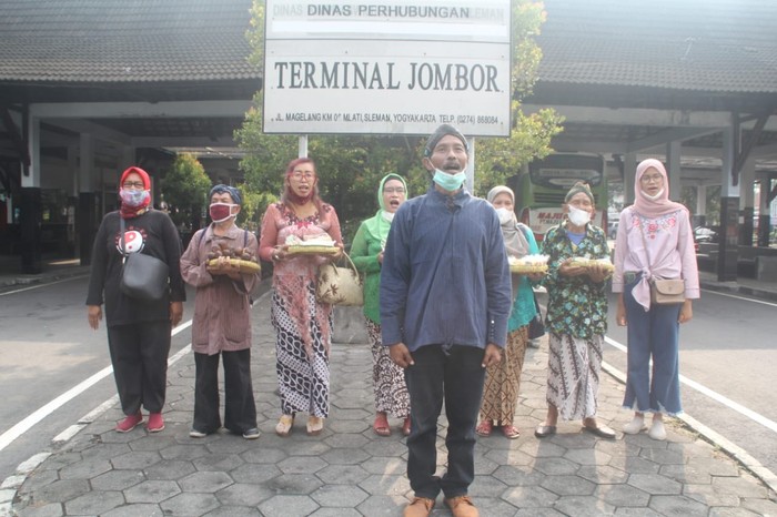 Warga kirim makanan ke Ganjar Pranowo.