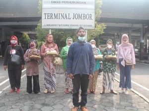 Warga Yogyakarta Kirim Bingkisan Makanan ke Ganjar Pranowo
