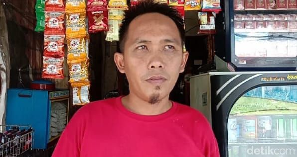 Warga sekitar Jl Raya Cikaret, Cibinong, Kabupaten Bogor. (Sachril Agustin Berutu/detikcom)
