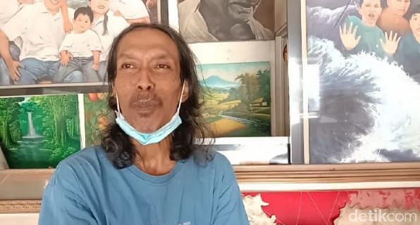 Warga sekitar Jl Raya Cikaret, Cibinong, Kabupaten Bogor. (Sachril Agustin Berutu/detikcom)