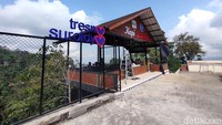 Sedangkan di sebelah utara, Gunung Sumbing terlihat menjulang. Saat mata kita jeli, Candi Borobudur juga nampak. (Jalu Rahman Dewantara/detikcom)