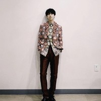 Seperti Leeteuk, Yesung Super Junior pun mengenakan kemeja batik rancangan Gubernur Jawa Barat. “Apakah cocok untukku? Terima kasih kepada #RidwanKamil yang merancang batik ini,” tulisnya dengan dalam bahasa Indonesia. Foto: dok. Instagram yesung1106