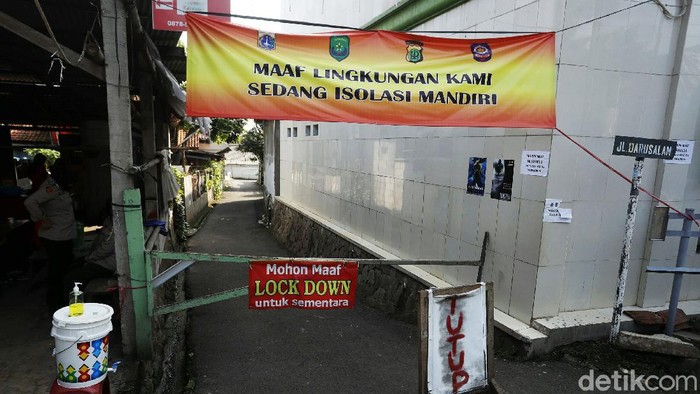 Sebanyak 80 warga yang bermukim di RT 03 RW 03 Cilangkap, Jakarta Timur, terkonfirmasi positif COVID-19. Gang jalan di permukiman tersebut di-lockdown sementara.