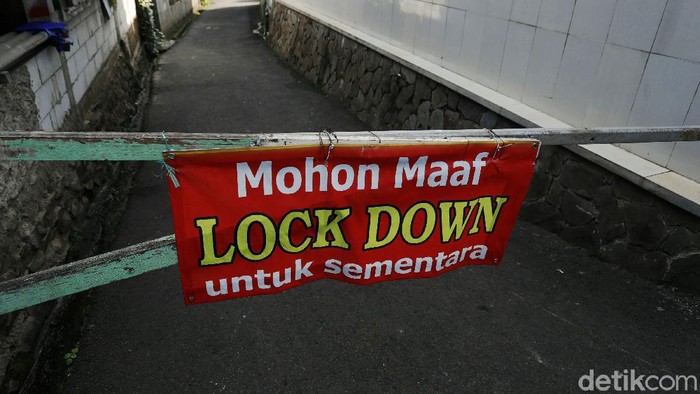 Sebanyak 80 warga yang bermukim di RT 03 RW 03 Cilangkap, Jakarta Timur, terkonfirmasi positif COVID-19. Gang jalan di permukiman tersebut di-lockdown sementara.