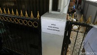Warga yang melakukan isolasi mandiri juga menutup rapat pagar rumahnya. 