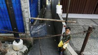 Hanya terlihat beberapa warga dan anak yang beraktivitas di RT 03 RW 03 Cilangkap.