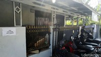 Warga yang bergejala dirujuk ke rumah sakit COVID-19, sedangkan yang tak bergejala ada yang memilih isolasi mandiri di rumah.
